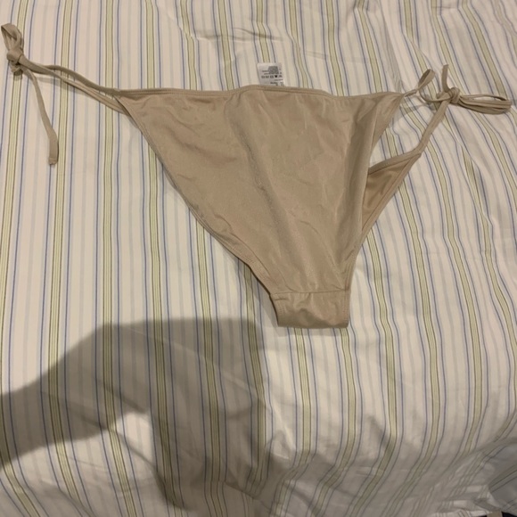 Fully lined bikini bottoms with a low waist - Picture 2 of 2